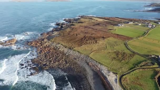 La costa entre Meenlaragh y Brinlack: Tra na gCloch en el Condado de Donegal - Irlanda — Vídeo de stock