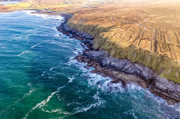 O litoral entre Meenlaragh e Brinlack: Tra na gCloch no Condado de Donegal - Irlanda - Sinais de colheita maciça de turfa — Fotografia de Stock