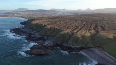 Meenlaragh ve Brinlack arasındaki kıyı şeridi Donegal, İrlanda 'da bulunan Tra na gcloch büyük bir turba hasadına işaret ediyor.