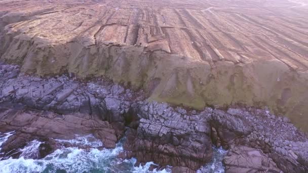 The coastline between Meenlaragh and Brinlack : Tra na gCloch in County Donegal - Ireland - Signs of massive peat harvesting — Stockvideo