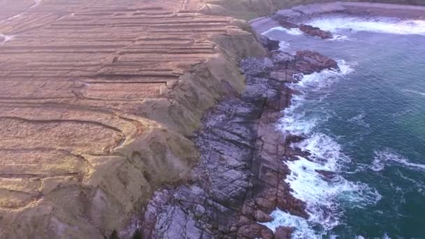 De kustlijn tussen Meenlaragh en Brinlack: Tra na gcloch in county Donegal - Ierland - Tekenen van massale turfwinning — Stockvideo