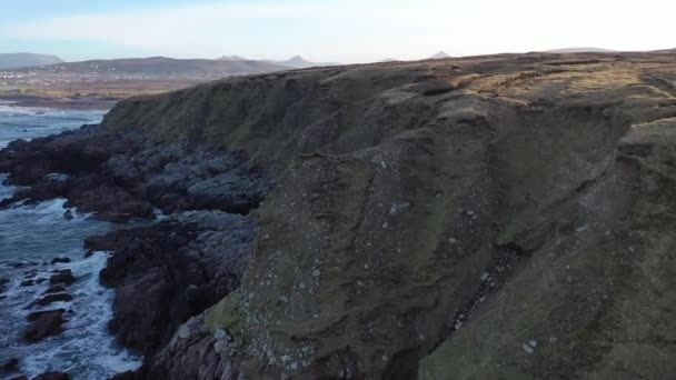 Meenlaragh ve Brinlack arasındaki kıyı şeridi County Donegal 'deki Tra na gcloch - İrlanda — Stok video