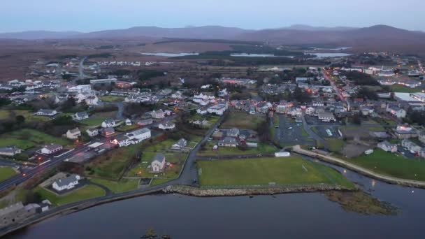 Vista aérea do horizonte de Dungloe no condado de Donegal - Irlanda — Vídeo de Stock