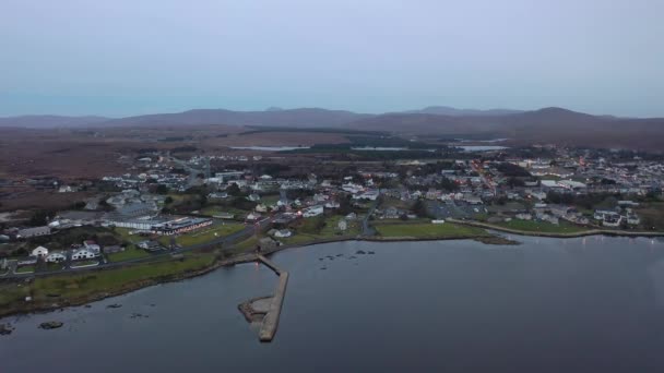 Vista aérea do horizonte de Dungloe no condado de Donegal - Irlanda — Vídeo de Stock