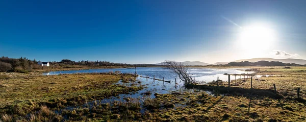 Krajina přírodní rezervace Sheskinmore mezi městy Ardara a Portnoo v Donegalu - Irsko — Stock fotografie