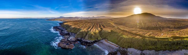 The coastline between Meenlaragh and Brinlack : Tra na gCloch in County Donegal - Ireland - Signs of massive peat harvesting — Stock Photo, Image