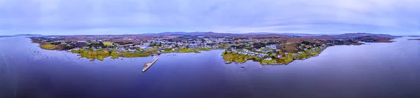 Vista aérea del horizonte de Dungloe en el Condado de Donegal - Irlanda — Foto de Stock