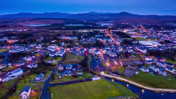 Flygfoto över skyline av Dungloe i grevskapet Donegal - Irland — Stockvideo