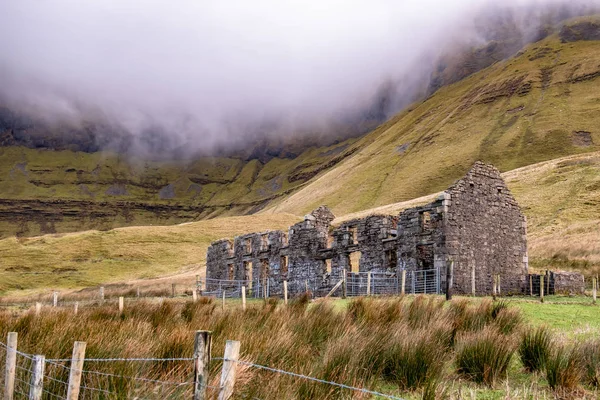 La vecchia scuola abbandonata a Gleniff Horseshoe nella contea di Leitrim - Irlanda — Foto Stock