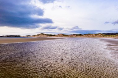Donegal 'de Ardara ve Portnoo arasındaki Sheskinmore Doğa Koruma Alanı' nın manzarası - İrlanda
