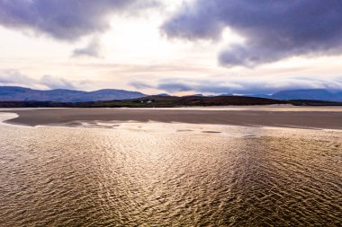 Donegal 'de Ardara ve Portnoo arasındaki Sheskinmore Doğa Koruma Alanı' nın manzarası - İrlanda