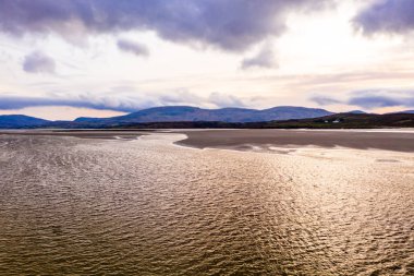 Donegal 'de Ardara ve Portnoo arasındaki Sheskinmore Doğa Koruma Alanı' nın manzarası - İrlanda