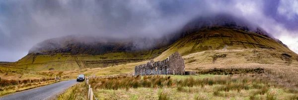 Az elhagyott régi iskola Gleniff Patkónál Leitrim megyében (Írország) — Stock Fotó