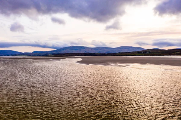 Donegal 'de Ardara ve Portnoo arasındaki Sheskinmore Doğa Koruma Alanı' nın manzarası - İrlanda