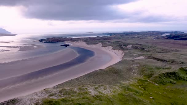 Sheskinmore Körfezi 'nin Donegal' de Ardara ve Portnoo arasındaki doğa rezervinin yanındaki manzara - İrlanda — Stok video