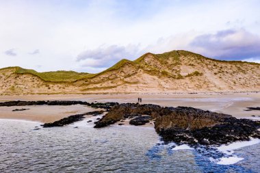 Sheskinmore Körfezi 'nin Donegal' de Ardara ve Portnoo arasındaki doğa rezervinin yanındaki manzara - İrlanda