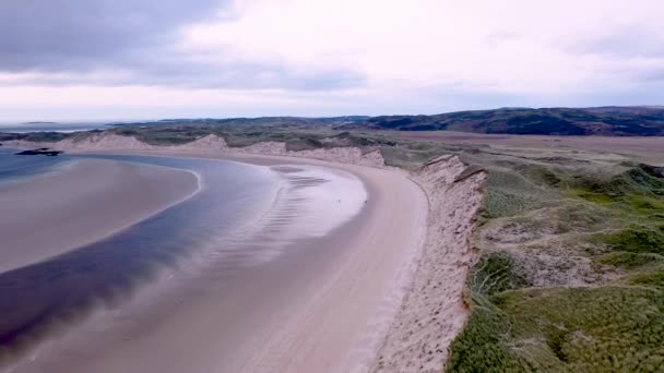 Die landschaft der sheskinmore bucht neben dem naturreservat zwischen ardara und portnoo in donegal - irland — Stockvideo