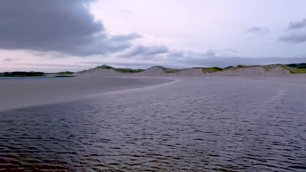 Ландшафт залива Шескинмор рядом с природным заповедником между Ардаром и Портну в Донегале - Ирландия — стоковое видео
