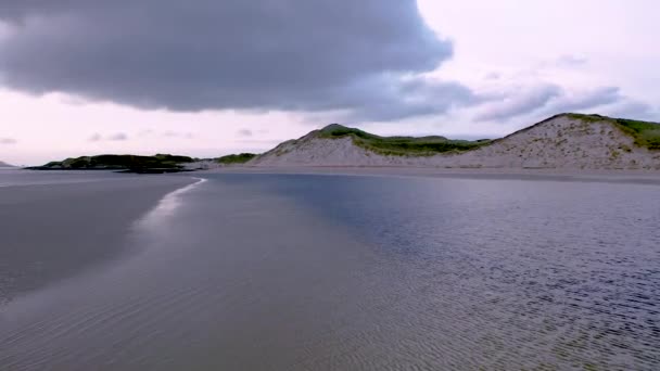 Het landschap van de Sheskinmore baai naast het natuurreservaat tussen Ardara en Portnoo in Donegal - Ierland — Stockvideo