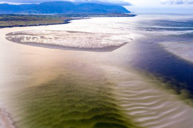 Sheskinmore Körfezi 'nin Donegal' de Ardara ve Portnoo arasındaki doğa rezervinin yanındaki manzara - İrlanda