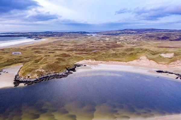 A paisagem da baía de Sheskinmore ao lado da Reserva Natural entre Ardara e Portnoo em Donegal - Irlanda — Fotografia de Stock