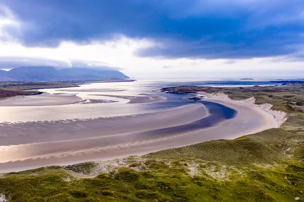 A paisagem da baía de Sheskinmore ao lado da Reserva Natural entre Ardara e Portnoo em Donegal - Irlanda — Fotografia de Stock