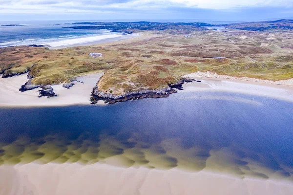 A paisagem da baía de Sheskinmore ao lado da Reserva Natural entre Ardara e Portnoo em Donegal - Irlanda — Fotografia de Stock