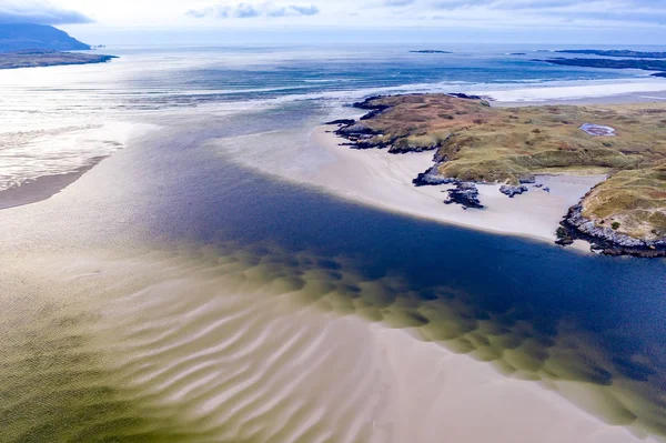 ドネガルのアルダラとポルトゥーノの間の自然保護区の隣にあるシェスキンモア湾の風景-アイルランド — ストック写真