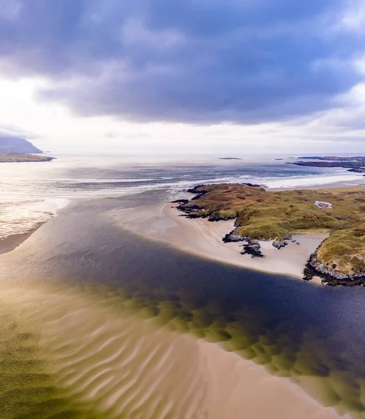 A paisagem da baía de Sheskinmore ao lado da Reserva Natural entre Ardara e Portnoo em Donegal - Irlanda — Fotografia de Stock