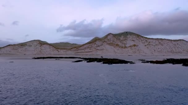 ドネガルのアルダラとポルトゥーノの間の自然保護区の隣にあるシェスキンモア湾の風景-アイルランド — ストック動画