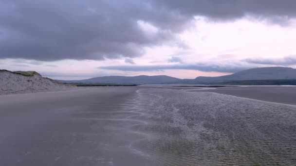 ドネガルのアルダラとポルトゥーノの間の自然保護区の隣にあるシェスキンモア湾の風景-アイルランド — ストック動画