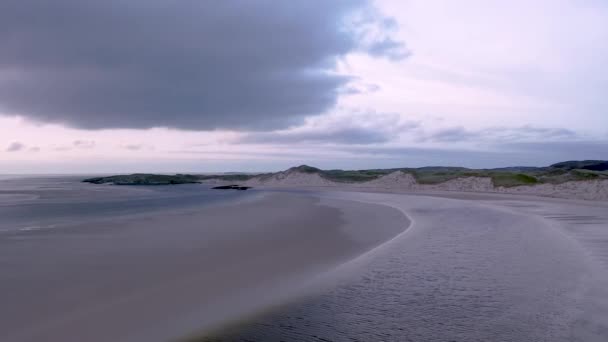 Het landschap van de Sheskinmore baai naast het natuurreservaat tussen Ardara en Portnoo in Donegal - Ierland — Stockvideo