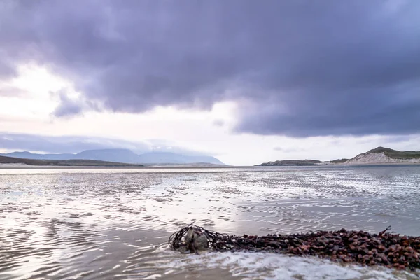 Ballinareava Strand en la Reserva Natural Sheskinmore entre Ardara y Portnoo en Donegal - Irlanda — Foto de Stock