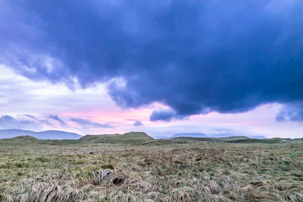 El paisaje de la Reserva Natural Sheskinmore entre Ardara y Portnoo en Donegal - Irlanda — Foto de Stock