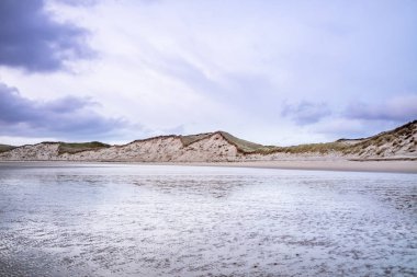Ballinareava Strand Donegal 'de Ardara ile Portnoo arasındaki Sheskinmore Doğa Koruma Alanı' nda.