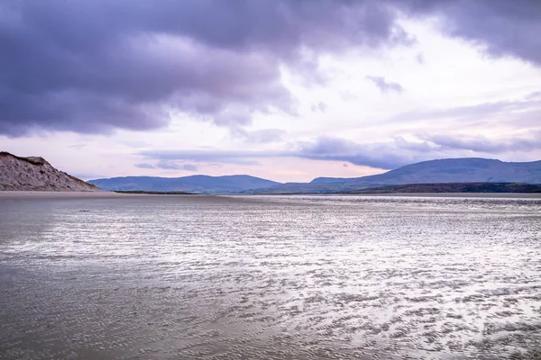 Ballinareava Strand en la Reserva Natural Sheskinmore entre Ardara y Portnoo en Donegal - Irlanda — Foto de Stock