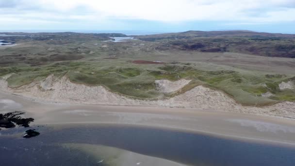 Die landschaft der sheskinmore bucht neben dem naturreservat zwischen ardara und portnoo in donegal - irland — Stockvideo