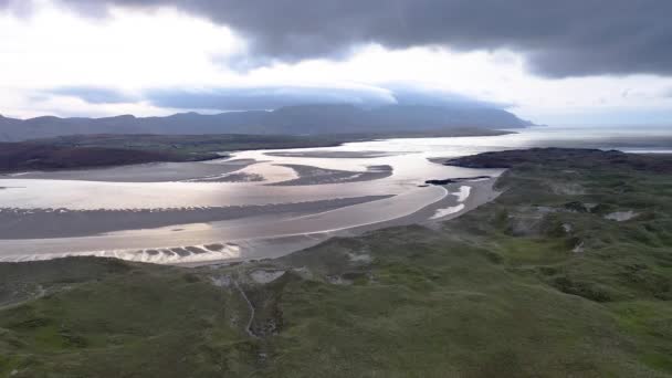 Sheskinmore Körfezi 'nin Donegal' de Ardara ve Portnoo arasındaki doğa rezervinin yanındaki manzara - İrlanda — Stok video