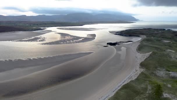 Die landschaft der sheskinmore bucht neben dem naturreservat zwischen ardara und portnoo in donegal - irland — Stockvideo