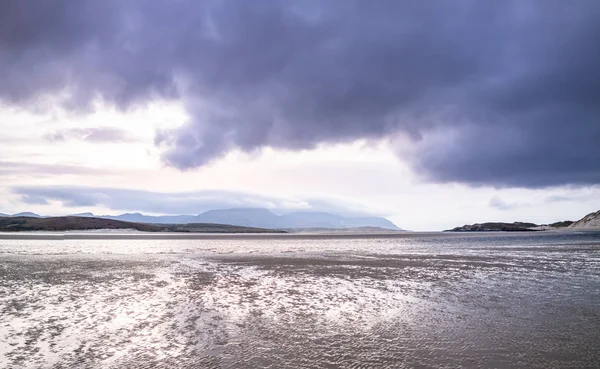 El paisaje de la Reserva Natural Sheskinmore entre Ardara y Portnoo en Donegal - Irlanda —  Fotos de Stock