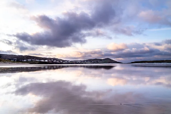 Narin Strand Portnoo, Donegal, İrlanda 'da güzel, büyük, mavi bir plajdır. — Stok fotoğraf