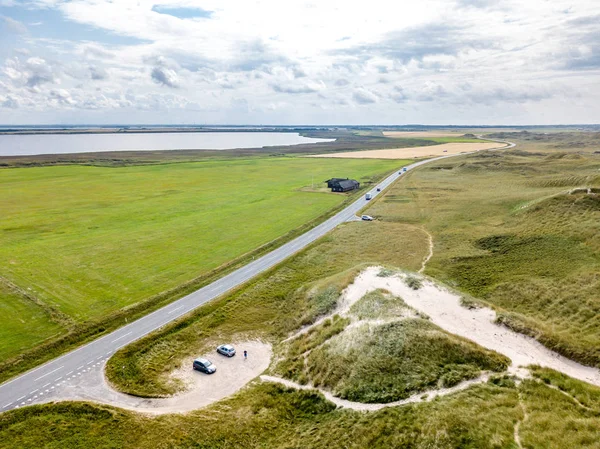Vista aérea da Rodovia Sondervig 181 junto à praia na Dinamarca - Europa — Fotografia de Stock