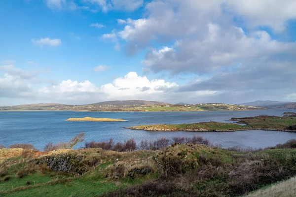 Gweebarra nehri Atlantik 'e dökülüyor Lettermacaward, Donegal - İrlanda