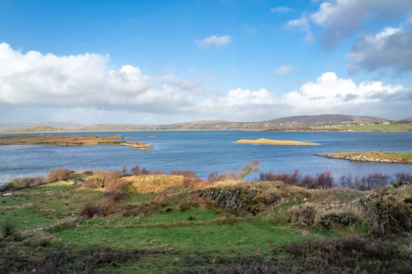 Il fiume Gweebarra scorre nell'Atlantico con Lettermacaward nella contea di Donegal - Irlanda — Foto Stock