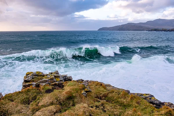 Ondas enormes quebrando em Muckross Head - Uma pequena península a oeste de Killybegs, Condado de Donegal, Irlanda. As rochas do penhasco são famosas por escalar — Fotografia de Stock