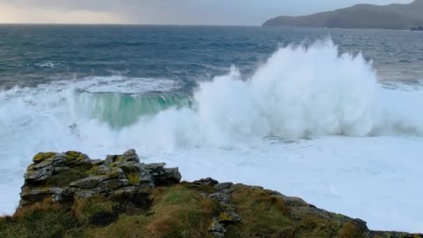 巨大的海浪在Muckross Head（英语：Muckross Head）-爱尔兰多内加尔县Killybegs以西的一个小半岛破裂。 这些悬崖以攀岩而闻名 — 图库视频影像
