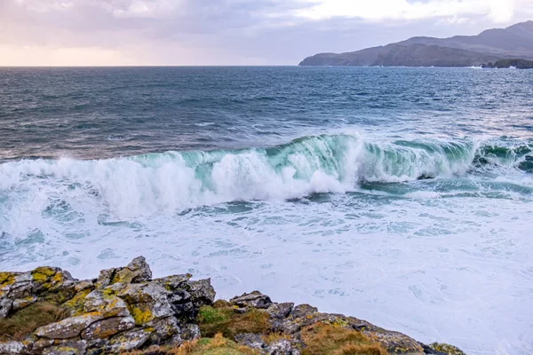 巨大的海浪在Muckross Head（英语：Muckross Head）-爱尔兰多内加尔县Killybegs以西的一个小半岛破裂。 这些悬崖以攀岩而闻名 — 图库照片