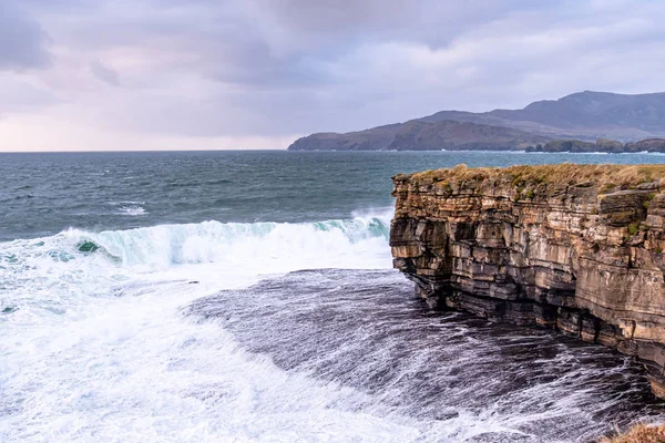Huge waves breaking at Muckross Head - A small peninsula west of Killybegs, County Donegal, Ireland. The cliff rocks are famous for climbing — Stock Photo, Image