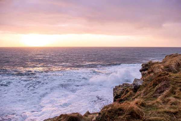 巨大的海浪在Muckross Head（英语：Muckross Head）-爱尔兰多内加尔县Killybegs以西的一个小半岛破裂。 这些悬崖以攀岩而闻名 — 图库照片