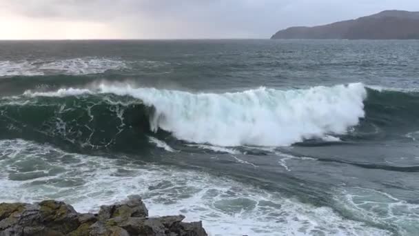 巨大的海浪在Muckross Head（英语：Muckross Head）-爱尔兰多内加尔县Killybegs以西的一个小半岛破裂。 这些悬崖以攀岩而闻名 — 图库视频影像